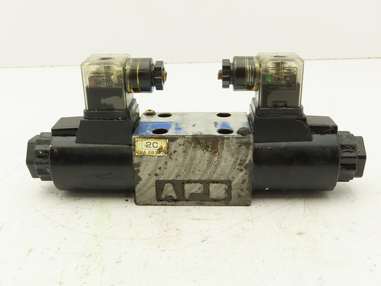 Tokimec DG4V-3-2C-M-U1-H-7-52 Directional Control Double Solenoid Valve 4/3 24V