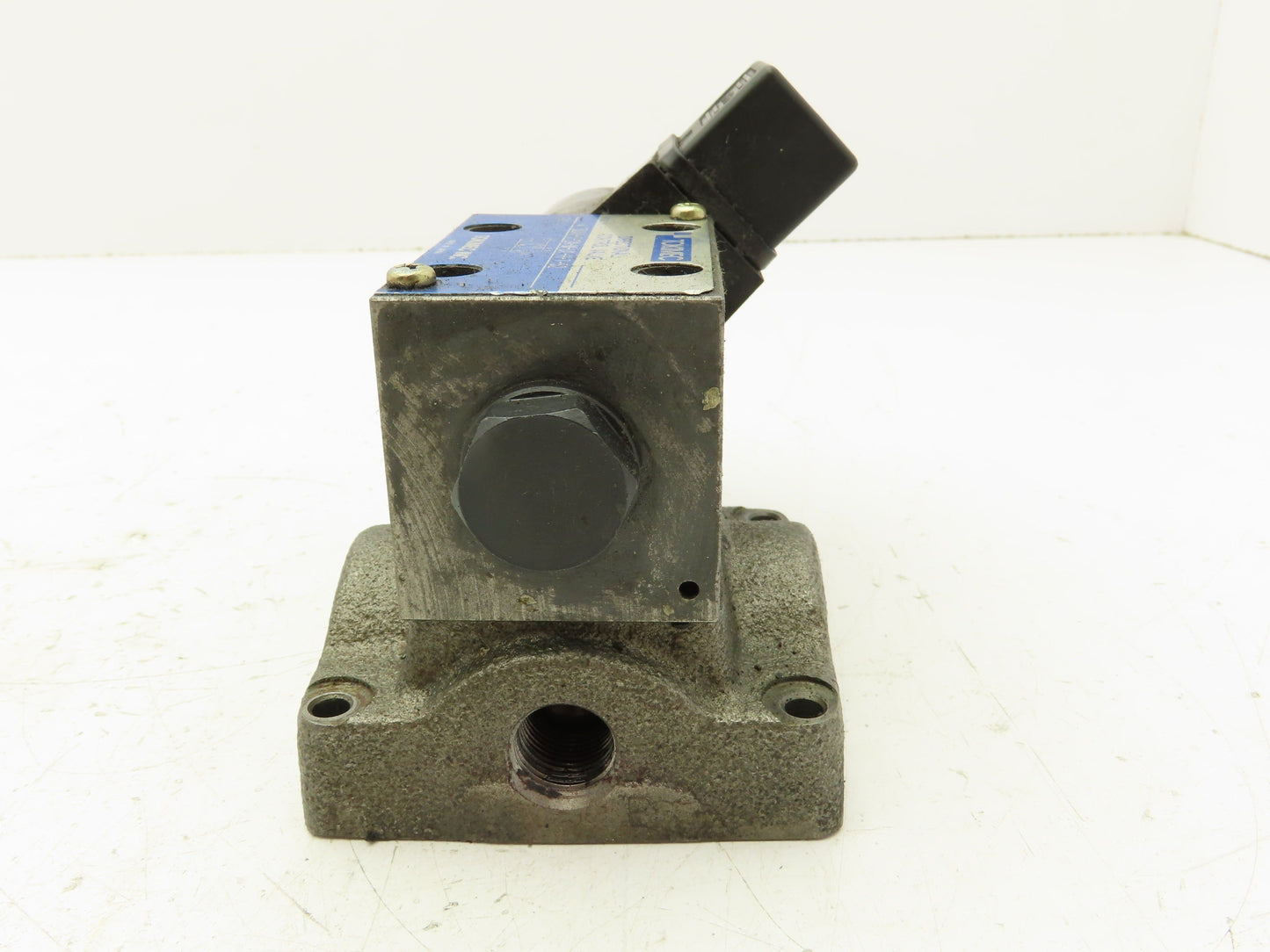 Tokimec DG4V-3-2A-M-U1-H-7-52 Directional Valve w/4-Port D03 Hydraulic Manifold