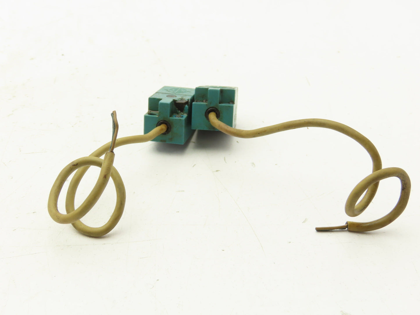 Yamatake Honeywell FL2R-7J6SD Square Proximity Sensor Switch 7mm Lot of 2