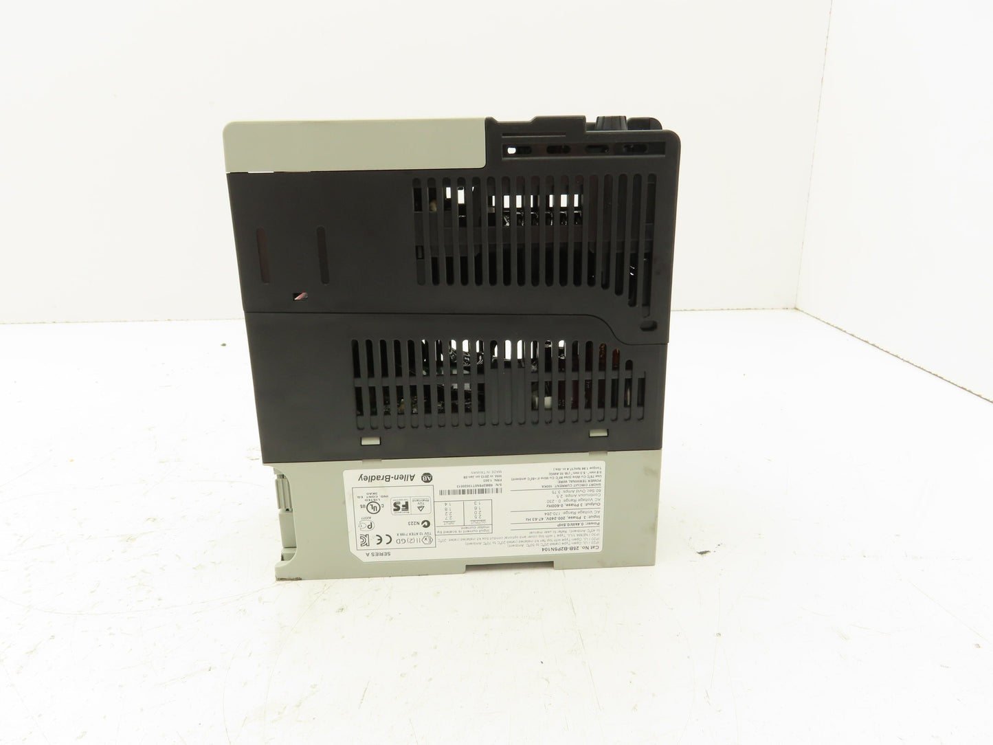 Allen Bradley 25B-B2P5N104 PowerFlex 525 VFD AC Drive 0.4kW 0.5HP 3PH 240V 2.5A