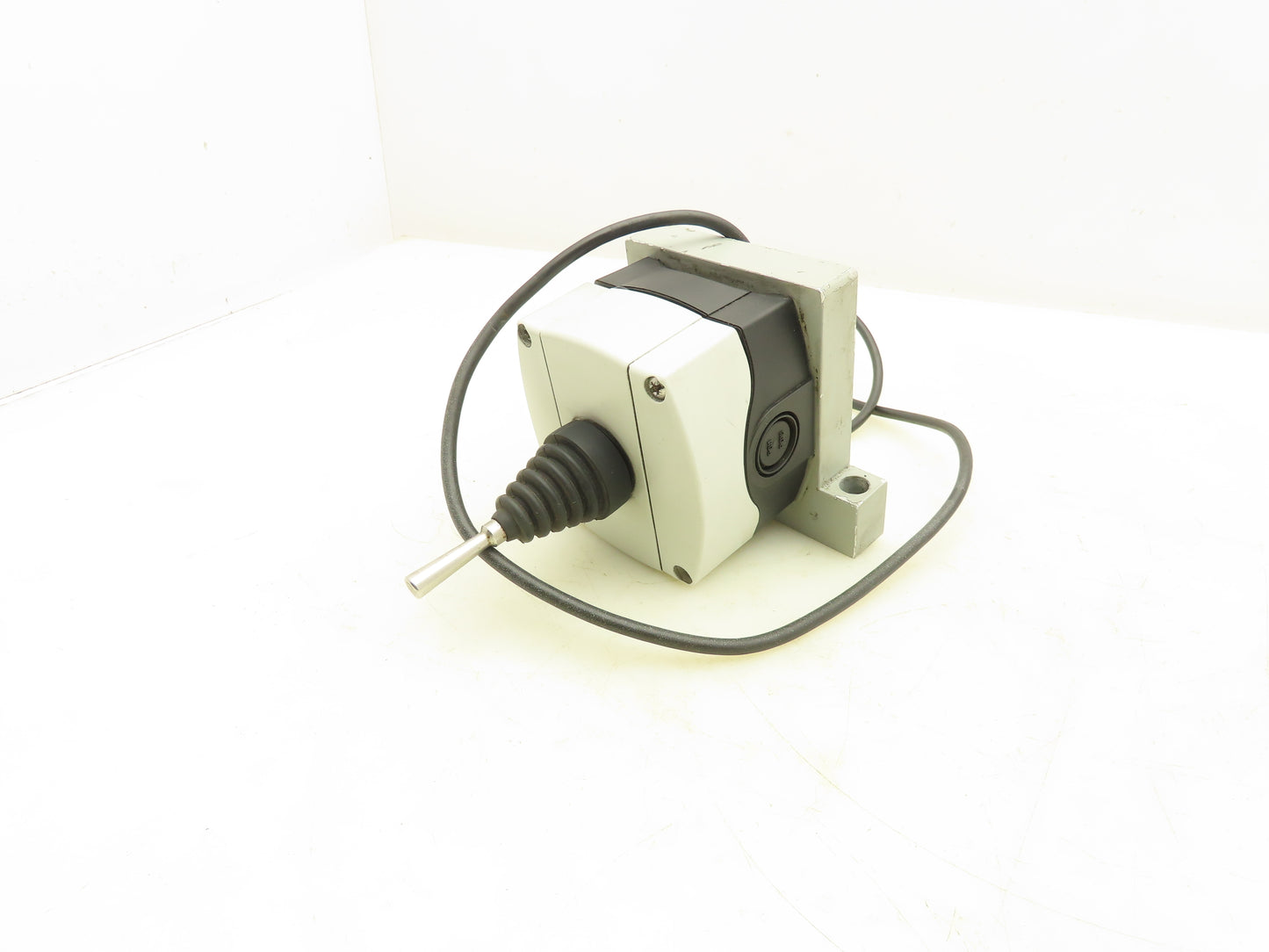 Allen Bradley 800F Toggle Switch 2-Way Spring Return 30mm Lever Operator