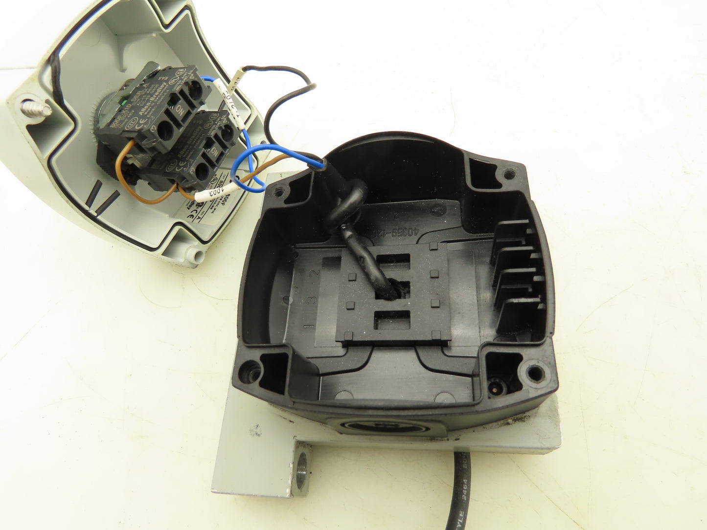 Allen Bradley 800F Toggle Switch 2-Way Spring Return 30mm Lever Operator