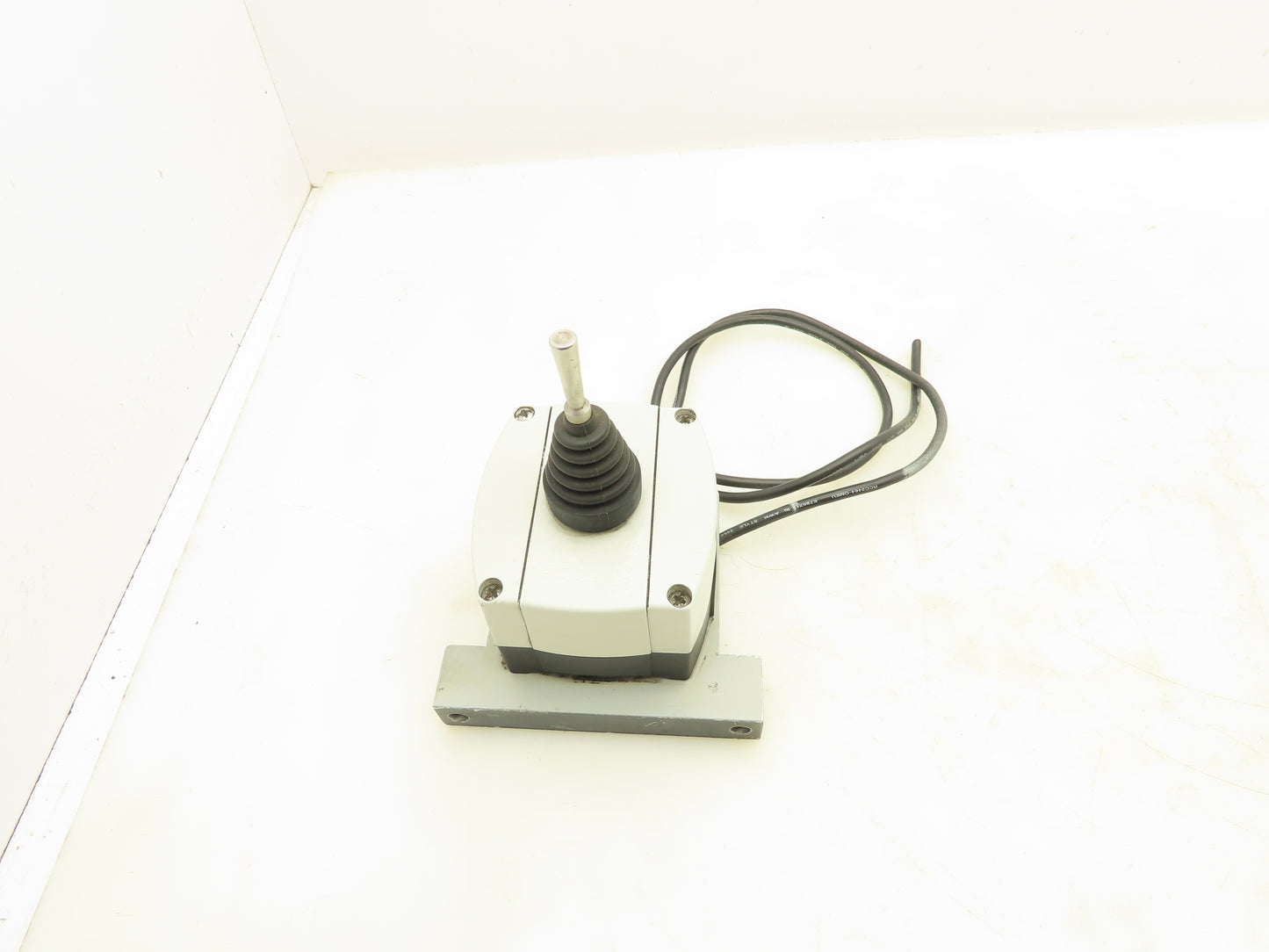 Allen Bradley 800F Toggle Switch 2-Way Spring Return 30mm Lever Operator