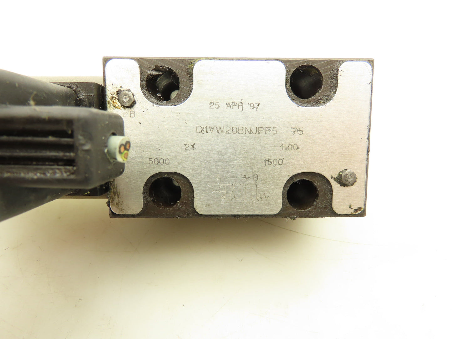 Parker D1VW20BNJPF5 Hydraulic Direction Control Valve 24VDC 5000PSI