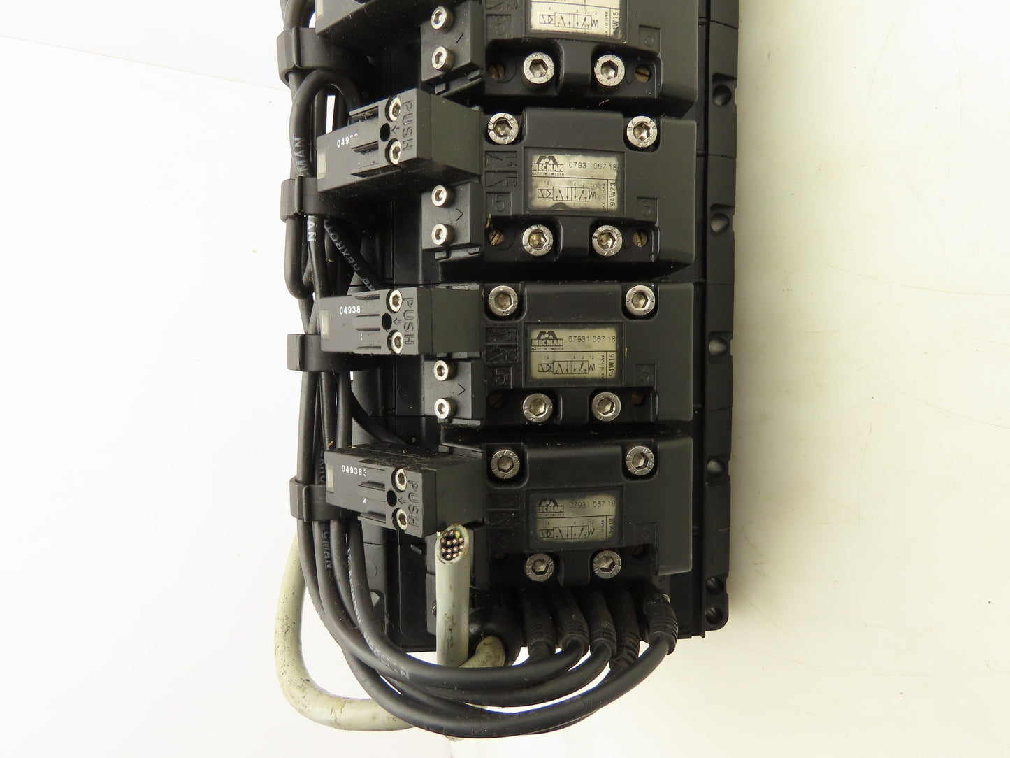 Mecman 07931 Pneumatic Directional Solenoid Valve 8-Station Manifold 24V 5/2