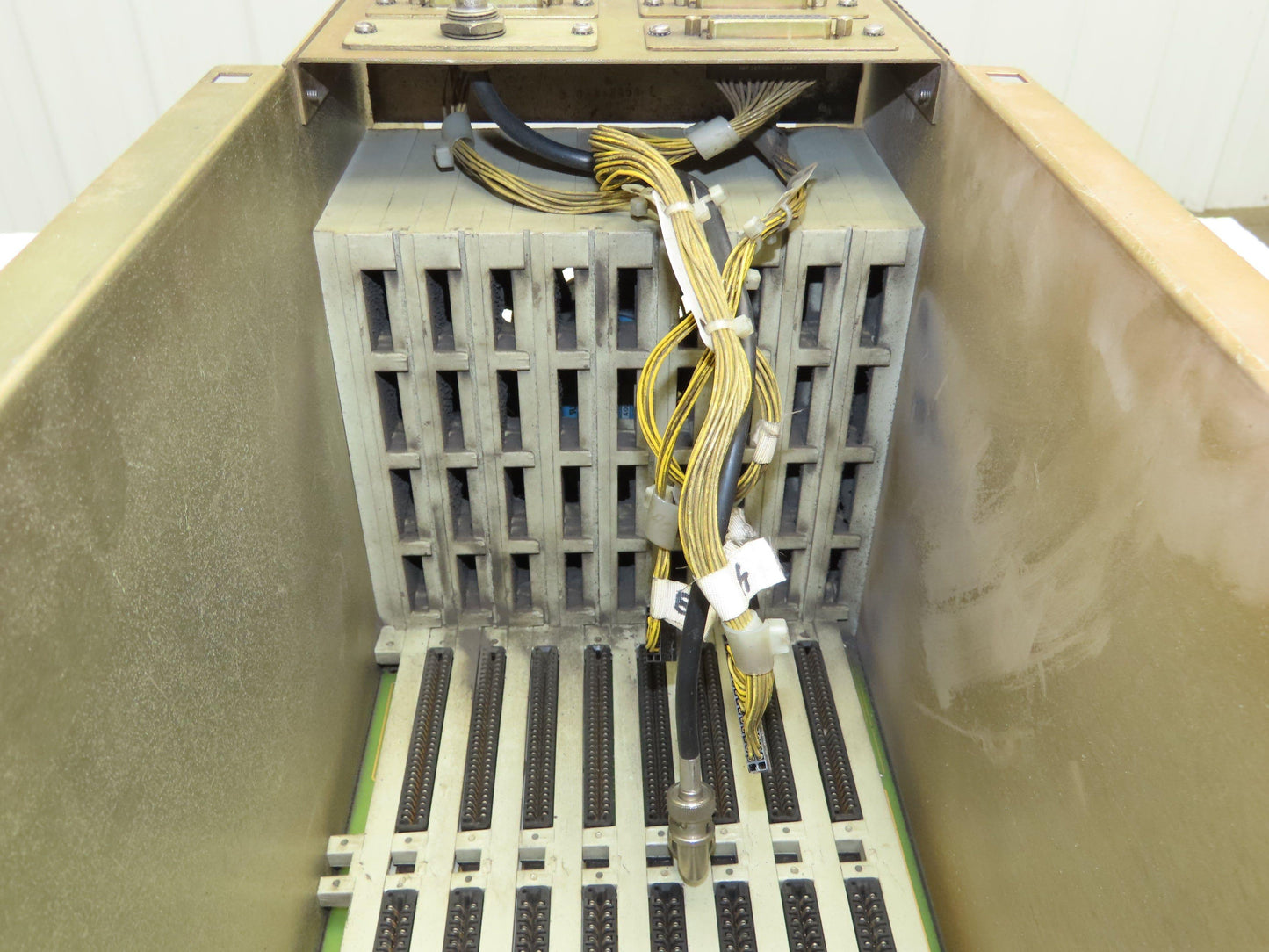 Cincinnati Milacron 3-424-1942A PLC Chassis Rack Unit Motherboard 3-531-4231A