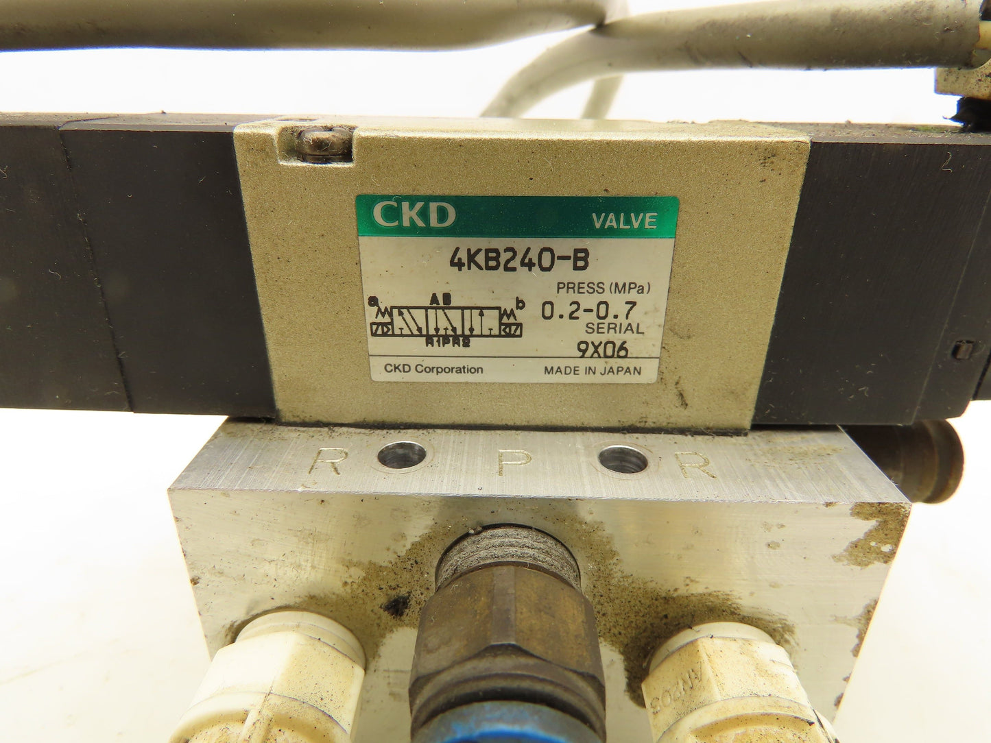 CKD 4KB240-B Solenoid Valve 2-Port Manifold 1/4" and 1/8" NPT