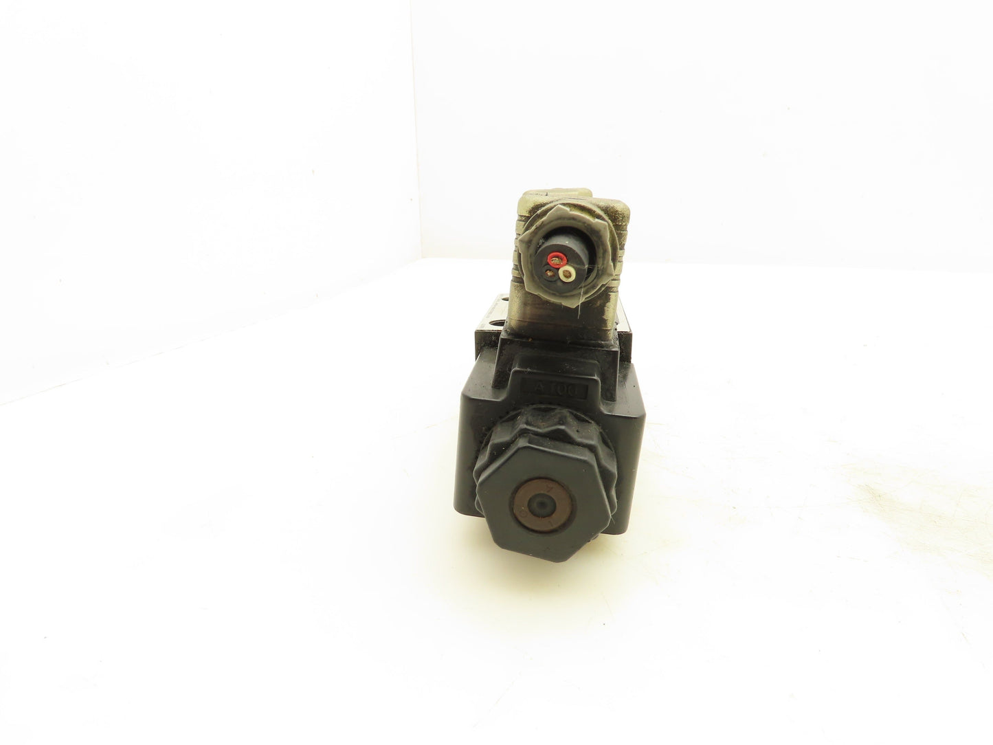 Daikin KSO-G02-2CA-30-CL Hydraulic Directional Control Solenoid Valve 110V