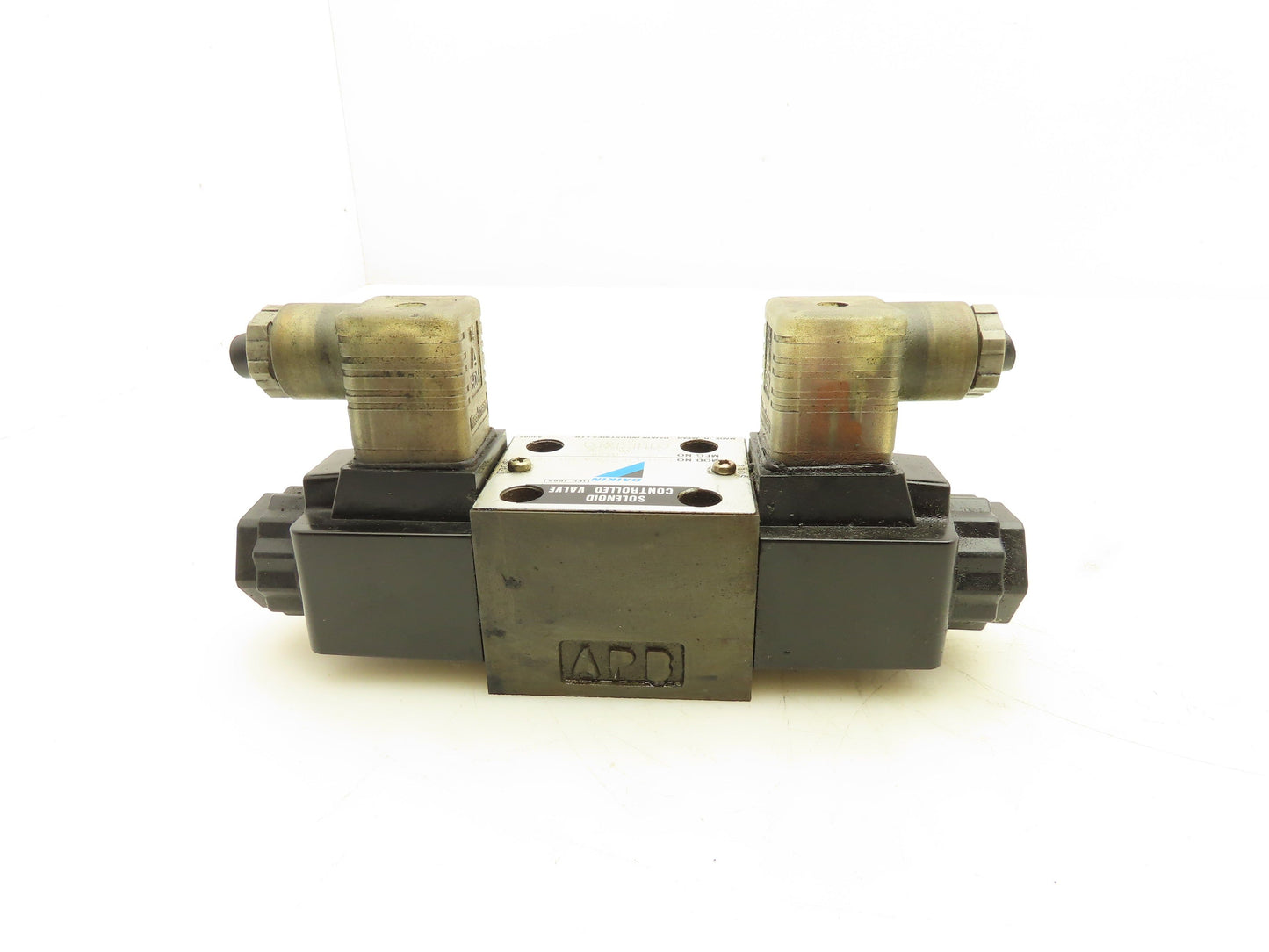 Daikin KSO-G02-2CA-30-CL Hydraulic Directional Control Solenoid Valve 110V