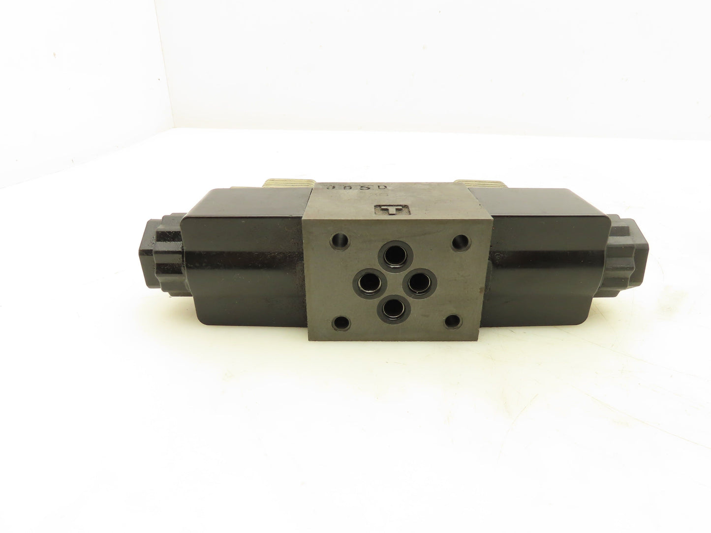 Daikin KSO-G02-2CA-30-CL Hydraulic Directional Control Solenoid Valve 110V