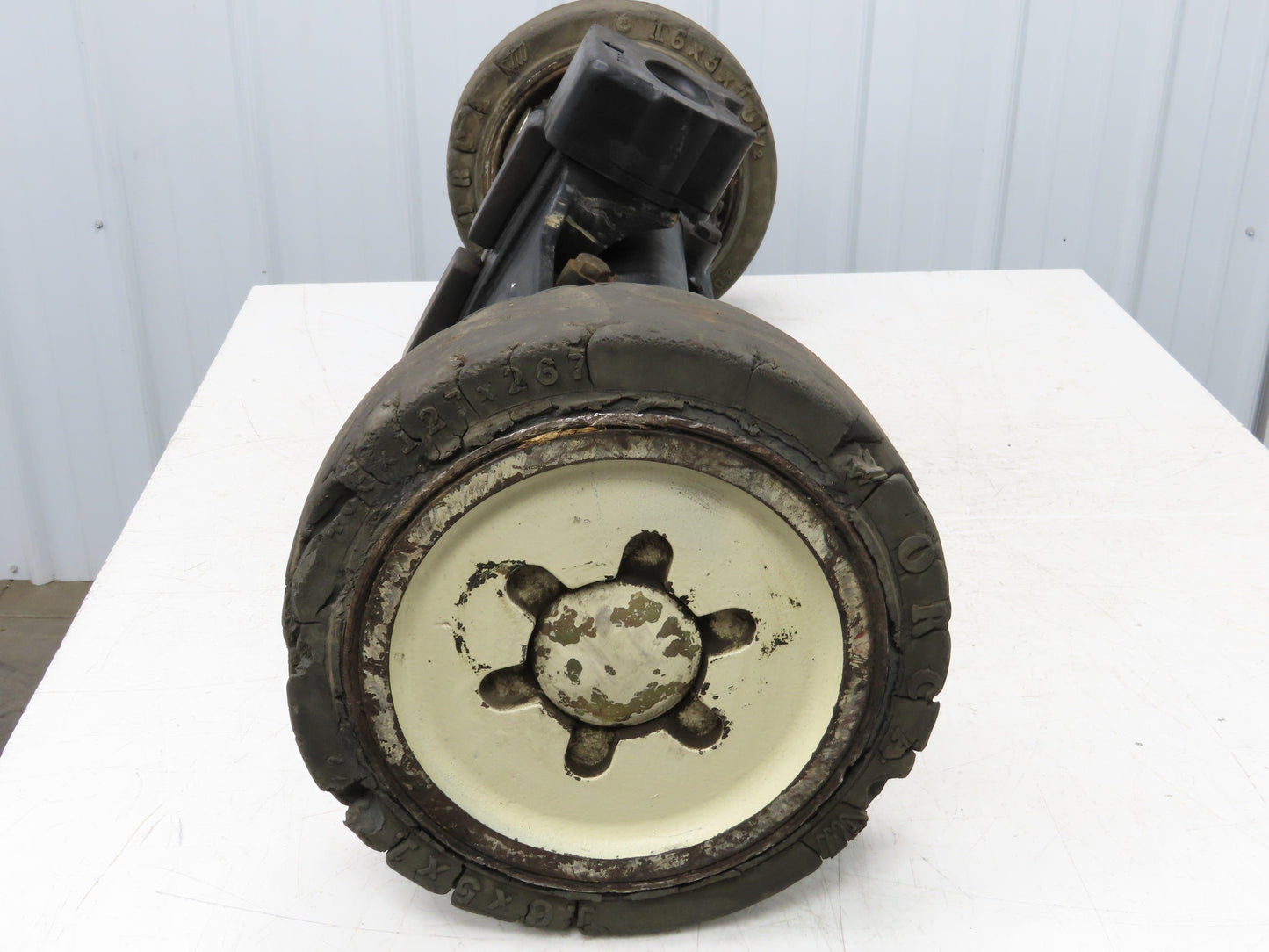 Yale ERC050VGN48TE083 Forklift Dual-Wheel Rear Axle Assembly