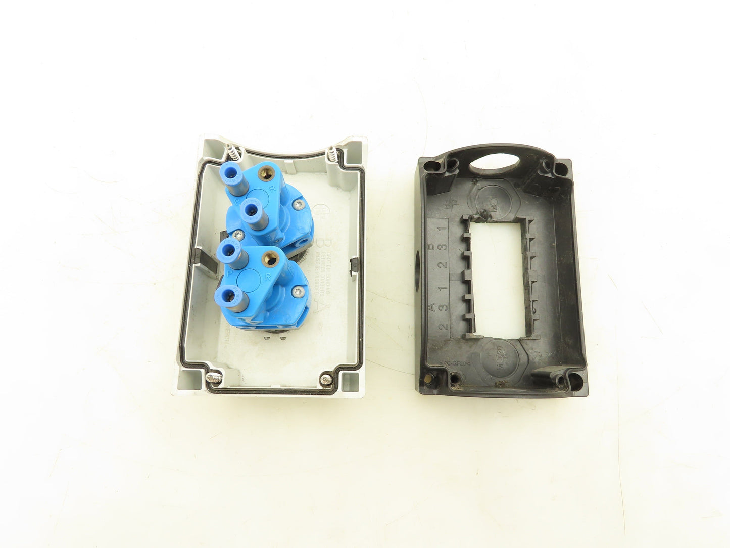 Festo 6817 SV-3-M5  2-Station Pneumatic Pushbutton Manual Valve Control Panel