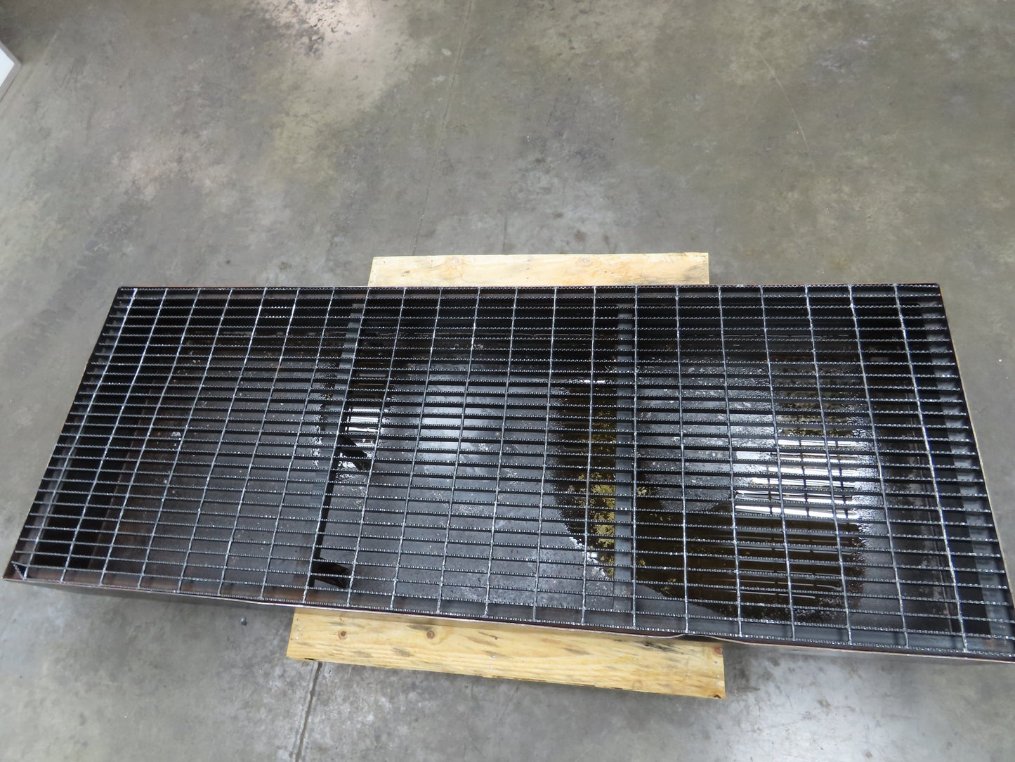 CNC Oil Coolant Tank 120gal Steel Oil Spill Catch Tank Walkway Grates 32x86x10"