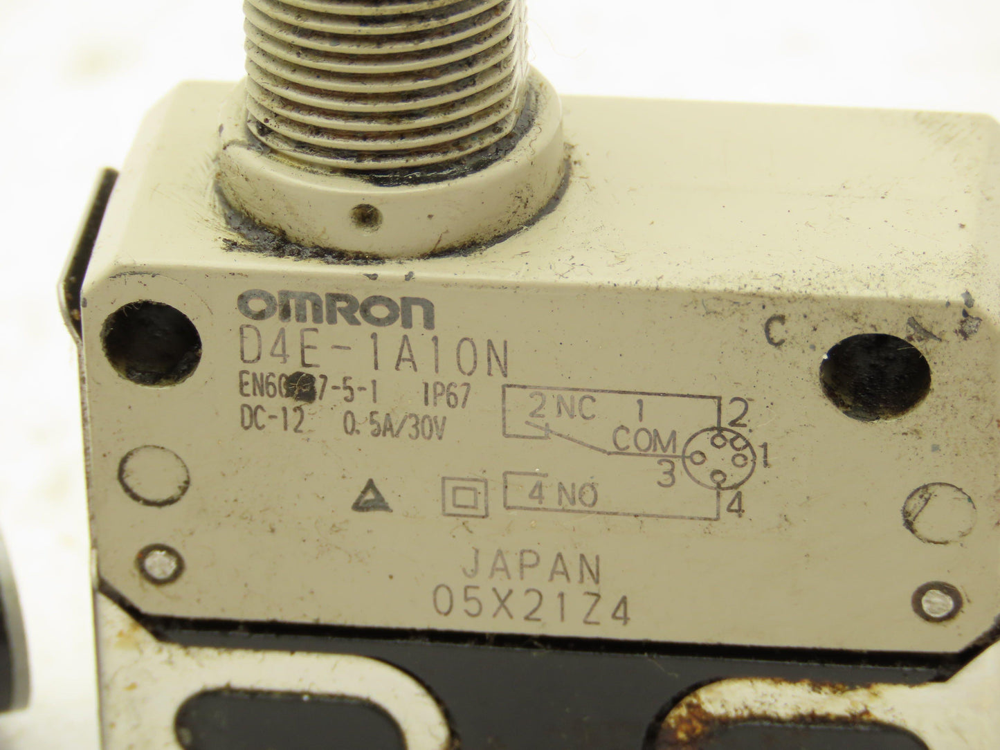 Omron D4E-1A10N Slim Compact Limit Switch Roller Plunger Lot of 2