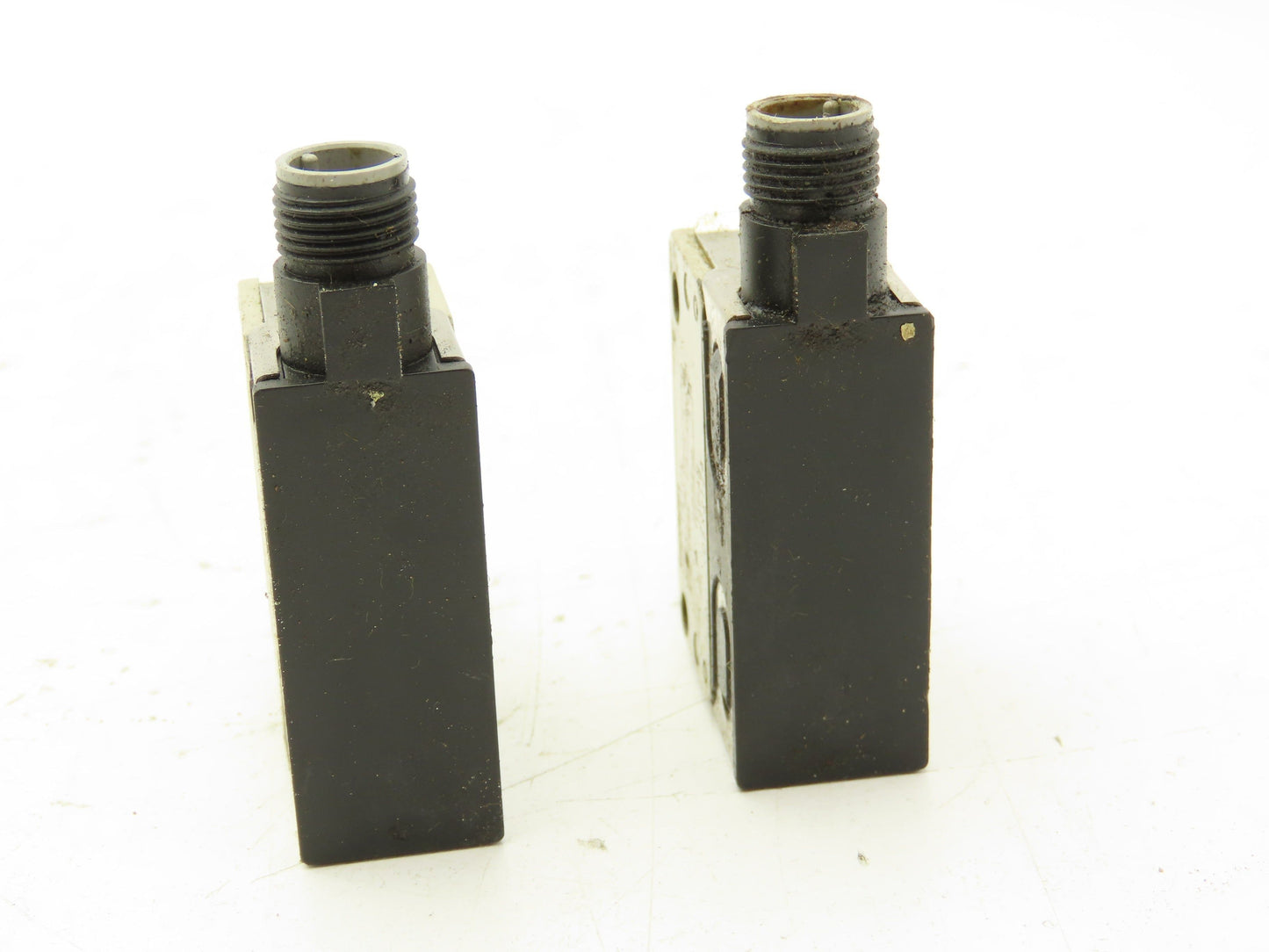 Omron D4E-1A10N Slim Compact Limit Switch Roller Plunger Lot of 2