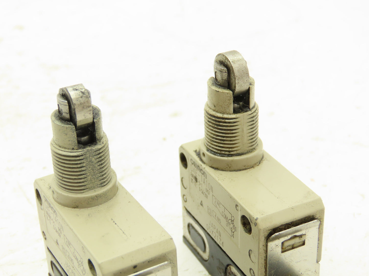 Omron D4E-1A10N Slim Compact Limit Switch Roller Plunger Lot of 2