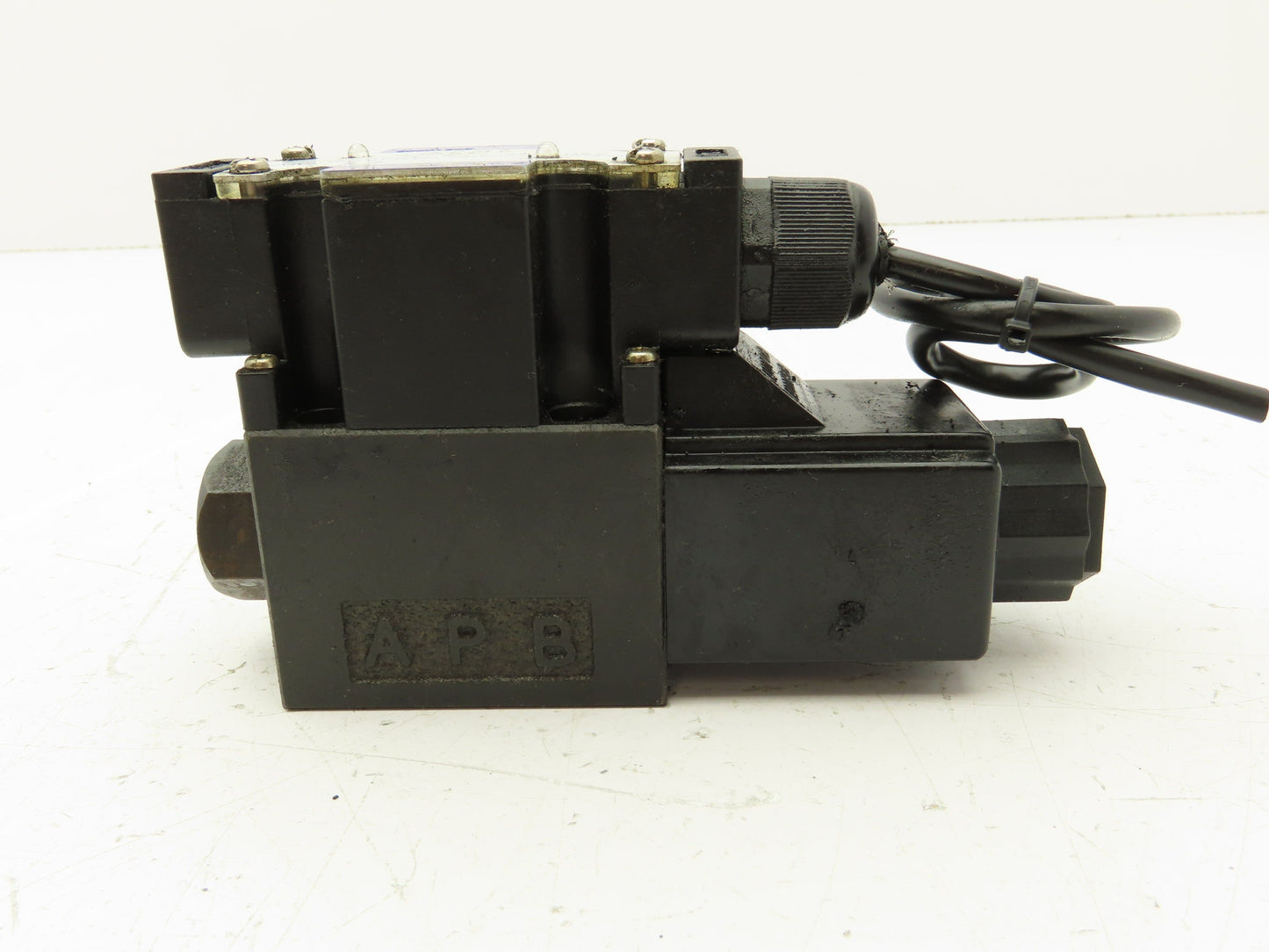 Northman HP SWH-G02-B2S-A220-10 Solenoid Operated Directional Control Valve