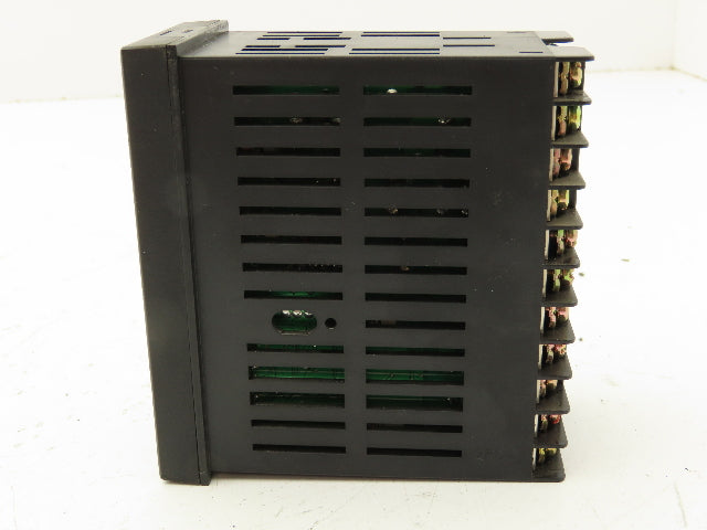 Omron E5EZ-Q3 Digital Temperature Controller 100-240V 2A