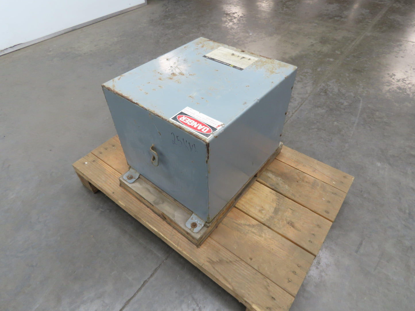 Square D 25S40F Transformer 25kva 1Ph Rainproof Type 3R HV 480V LV 120/240V