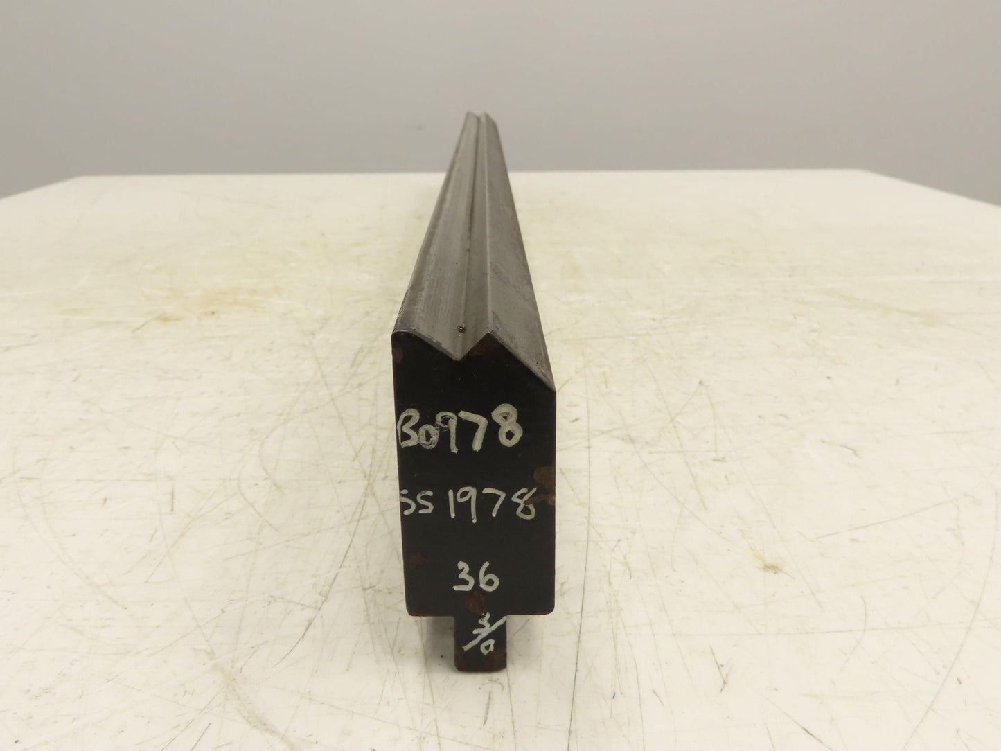 Press Brake Die 36-1/2" Long 90° V 1/2" Tang 1-13/32" W 2-13/16"H Offset