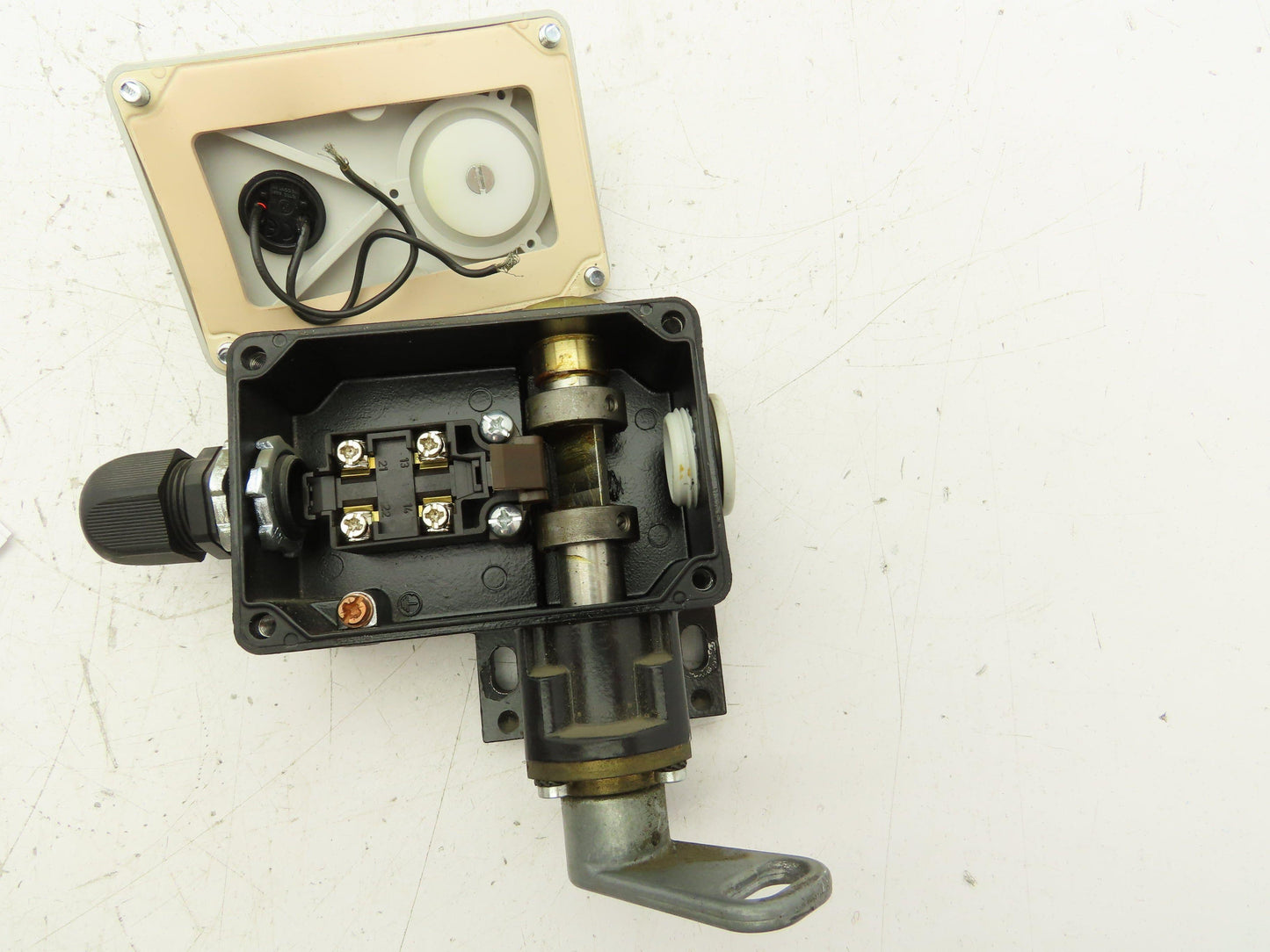 Siemens 38E7 160-1BD00-0A81 Rope Pull Grab Cable Switch 2-Way 3-Position 400V