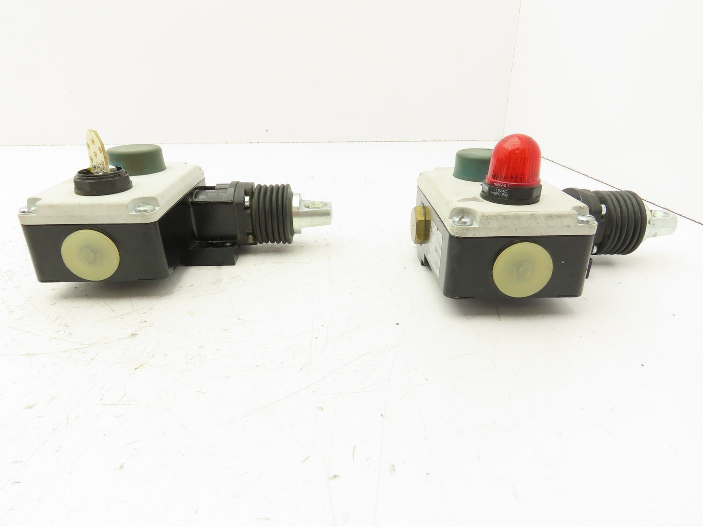 Siemens 38E7 140-1BD00-0A80 Rope Pull Cable Switch Spring Return  Lot of 2