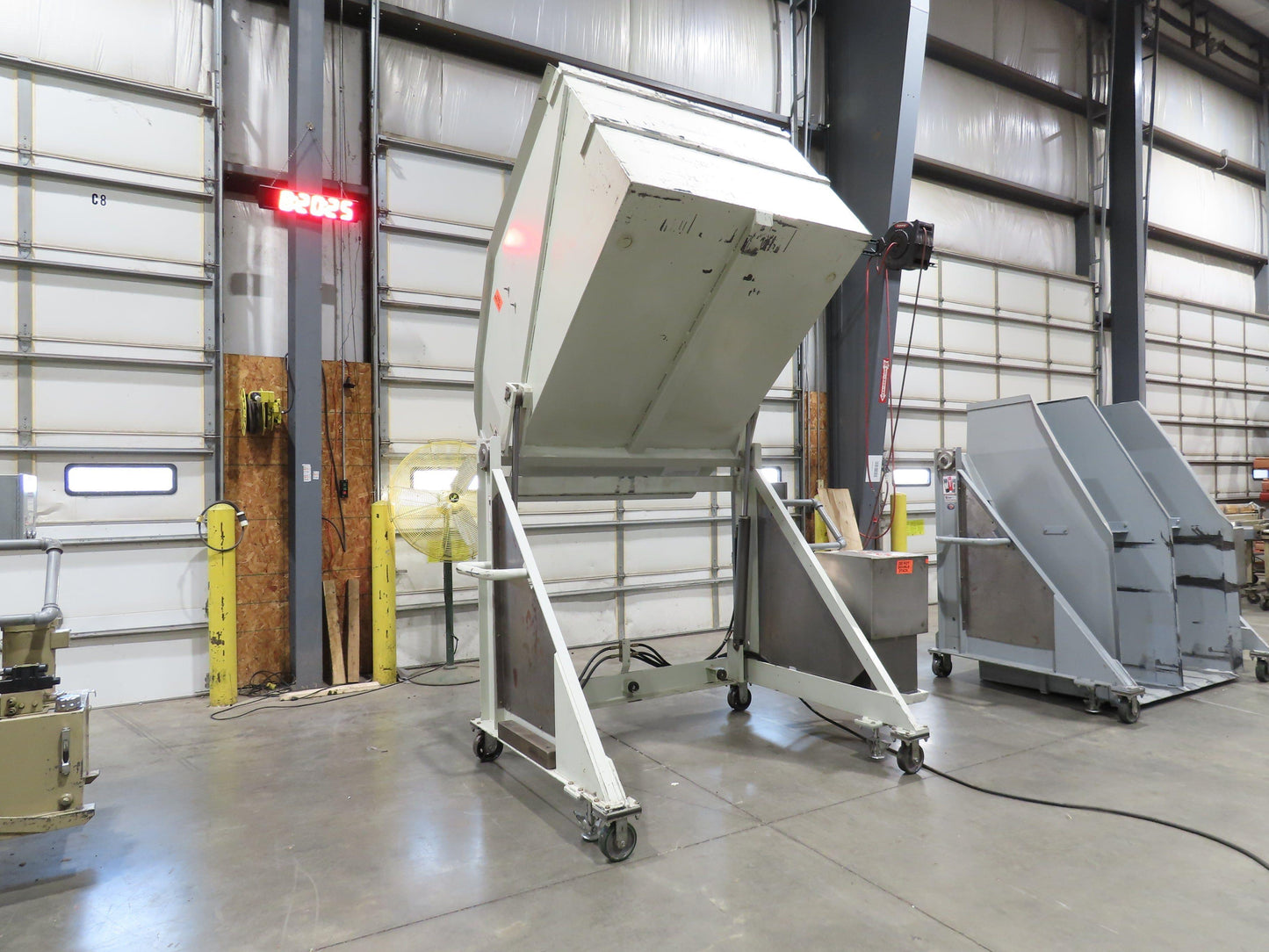 MTC Hydraulic Tote Dumper 2-Bin 1/2 Yd Hopper Tipper 2000Lb 5Hp 460V