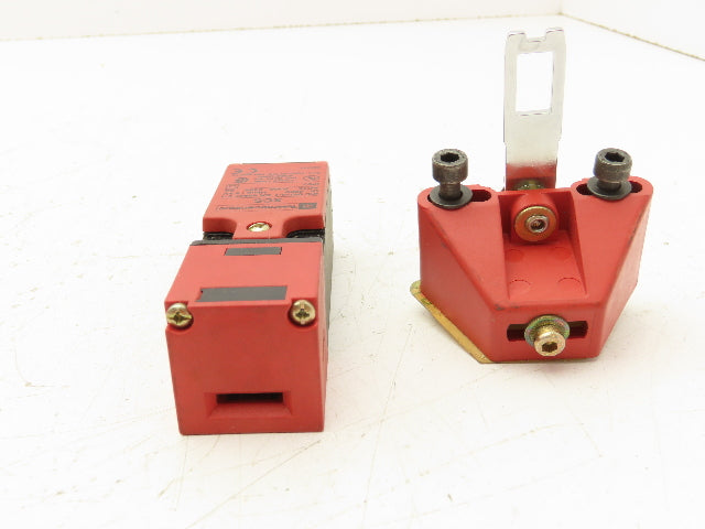 Telemecanique XCS-PA591 Interlock Safety Switch w/Key 240V