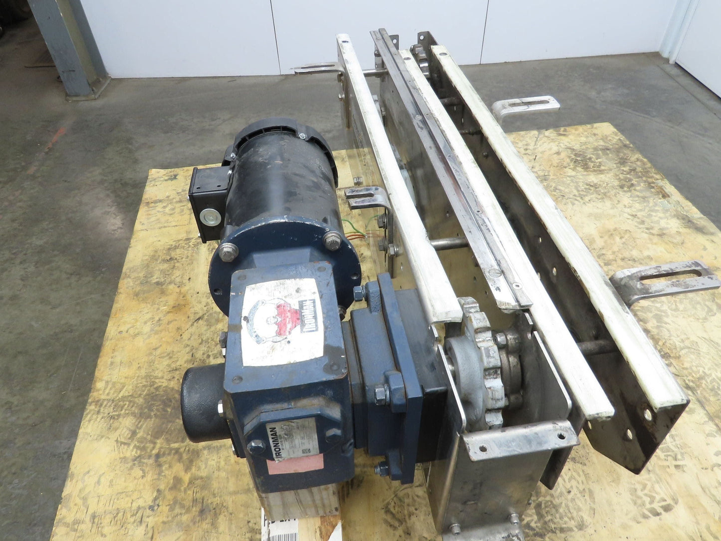 Arrowhead 3.25" Tabletop Stainless Bottle Conveyor 2-Belt Transfer 36" Drive 3PH