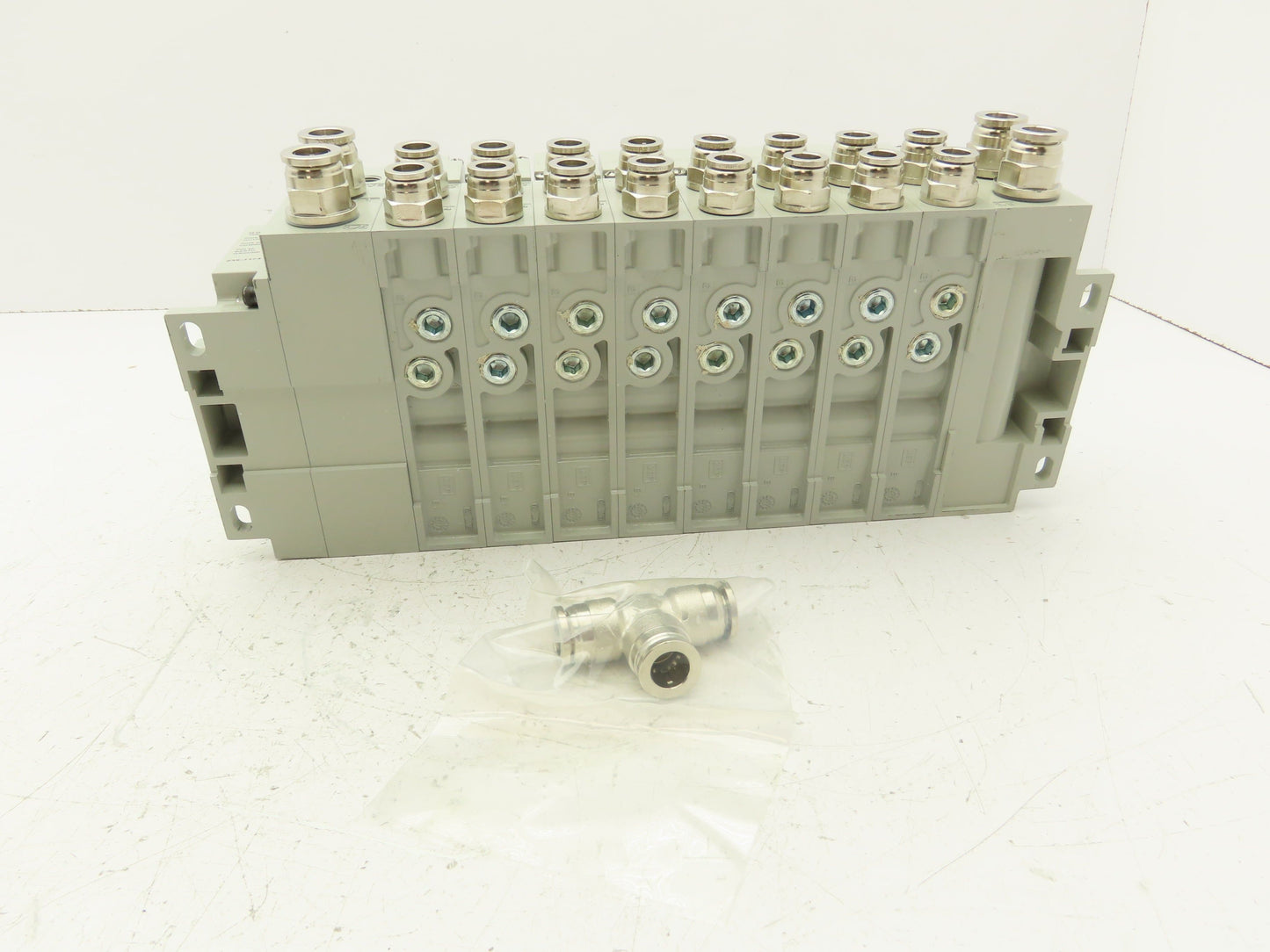 Numatics I63BA4Z2KN00030 120V Pneumatic Solenoid Valve 8-Station Manifold Assy