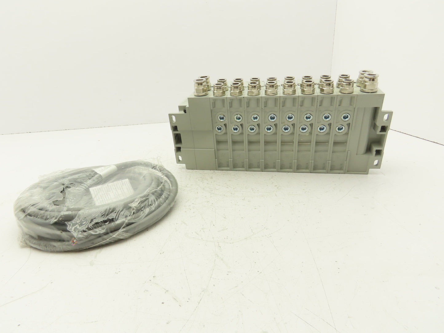 Numatics I63BA4Z2KN00030 120V Pneumatic Solenoid Valve 8-Station Manifold Assy