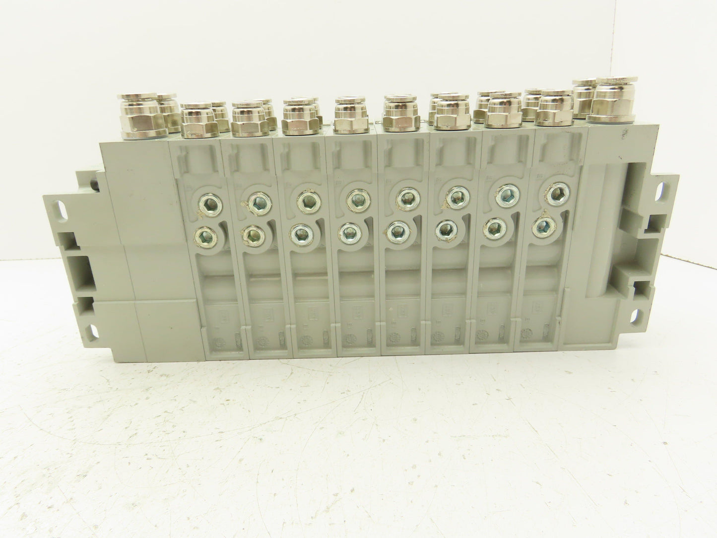 Numatics I63BA4Z2KN00030 120V Pneumatic Solenoid Valve 8-Station Manifold Assy