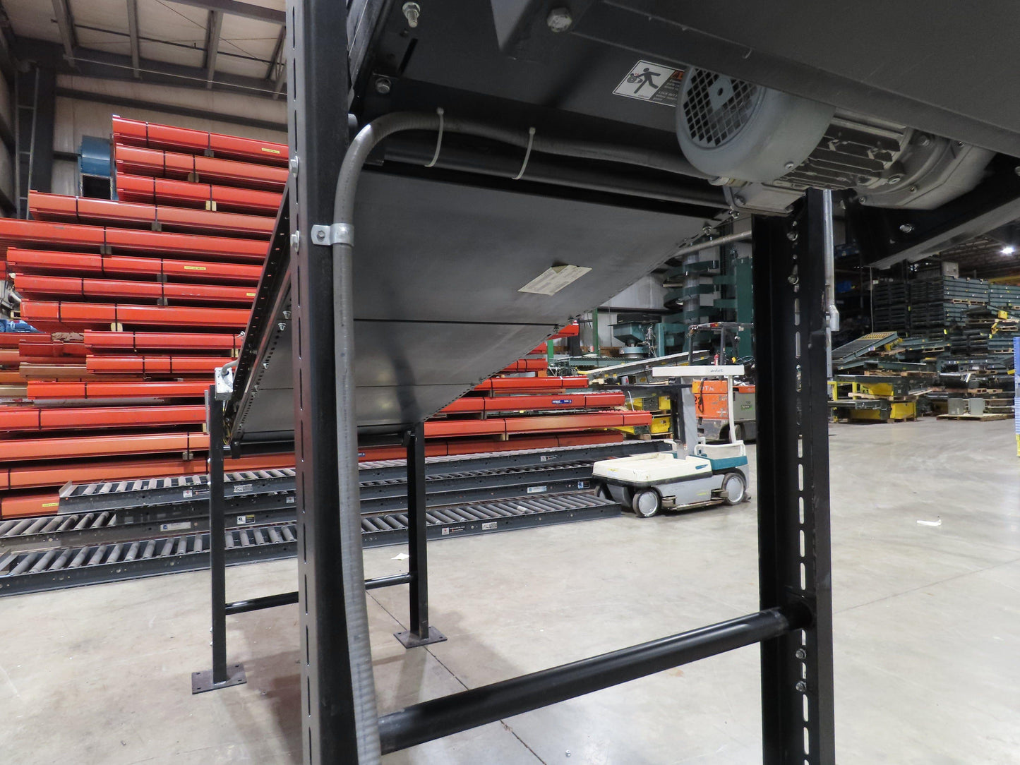 TGW CRUZ Incline Slider Bed 28" Belt Conveyor Variable Speed Drive 460V 17' 8"L