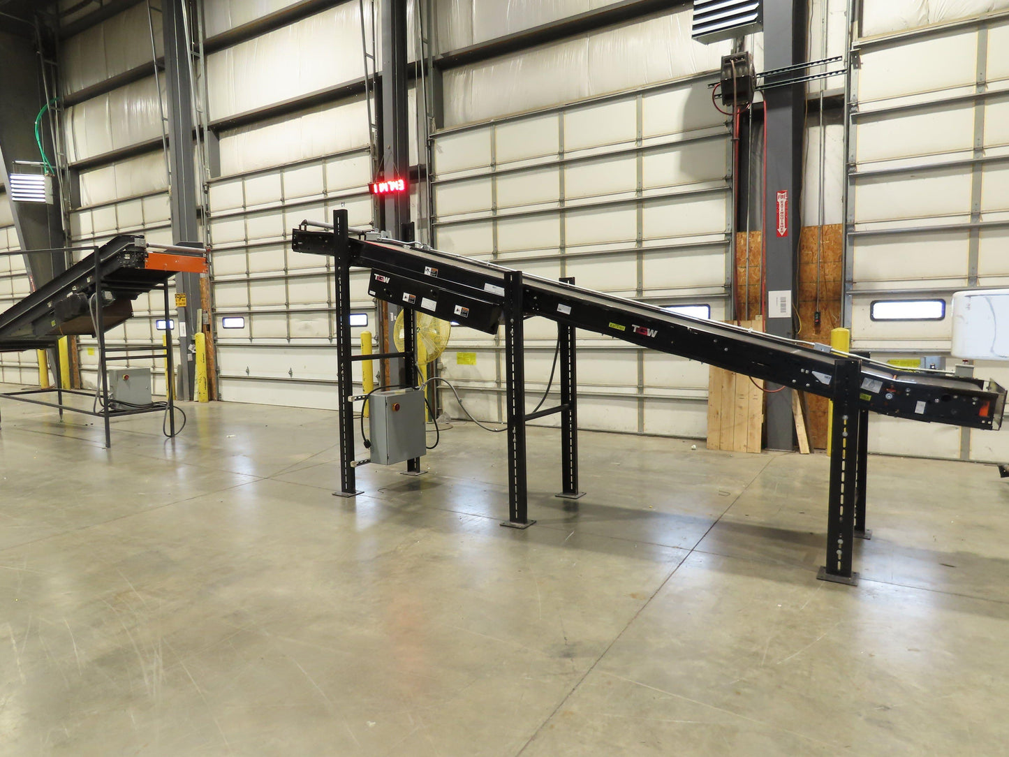 TGW CRUZ Incline Slider Bed 28" Belt Conveyor Variable Speed Drive 460V 17' 8"L