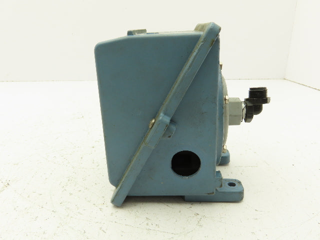 United Electric J403-451 Pressure Switch 80" WC 225PSI Max 3 Pole Relay