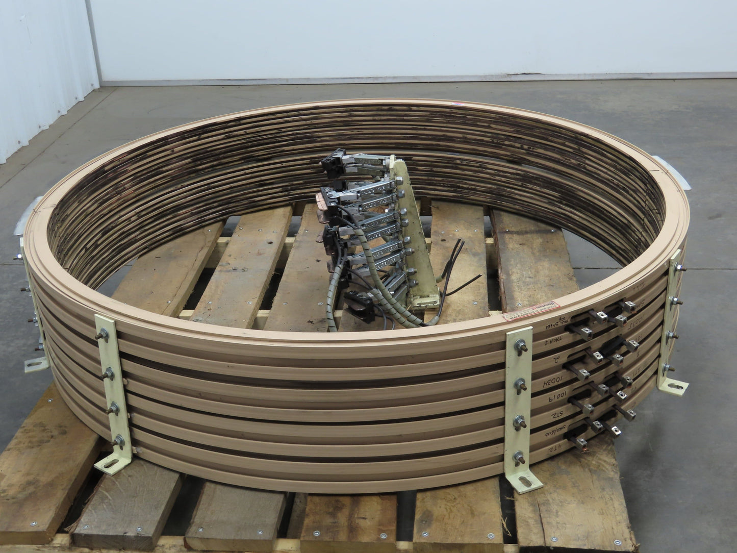 Four Bar Electrification 125A 600V 10 Conductor 60" Diameter Bussway Rail Union