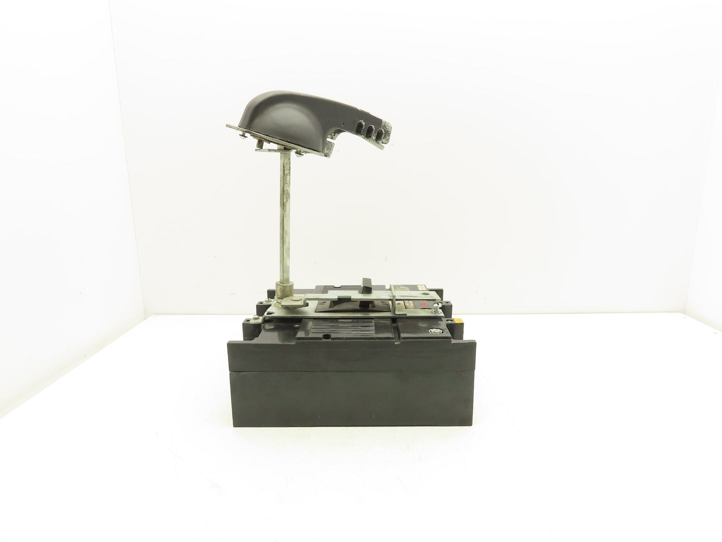 General Electric Circuit Breaker 250A 3 Pole 600V w/ Disconnect Handle