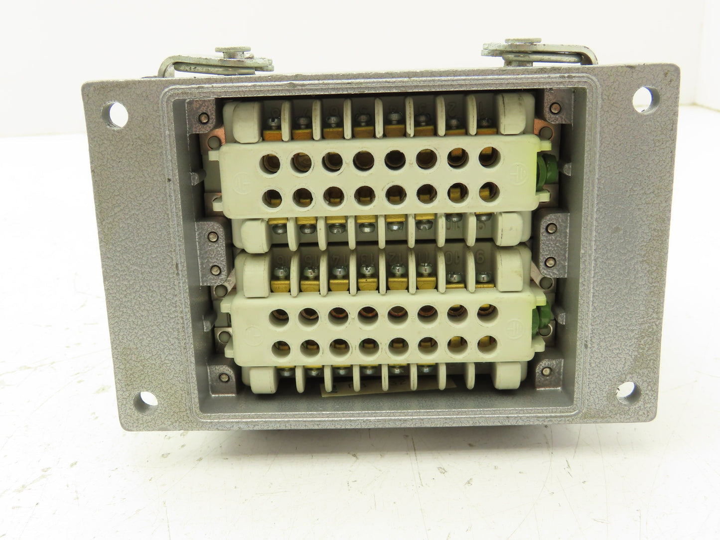 T&B Thomas & Betts 16A 380V Terminal Connector 32 Pin Sealed Conduit Housing