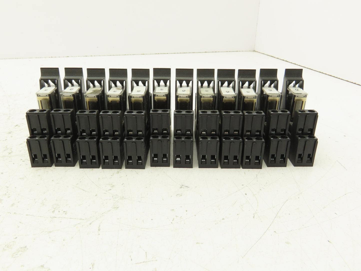 Elesta SGR282 Socket Relay With Base 24VDC 8A Lot Of 12