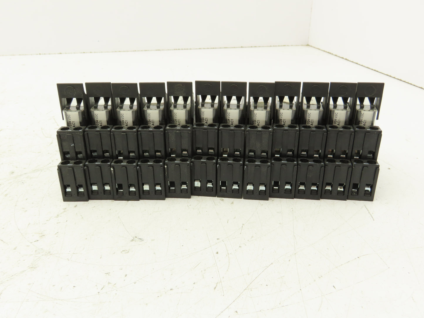 Elesta SGR282 Socket Relay With Base 24VDC 8A Lot Of 12