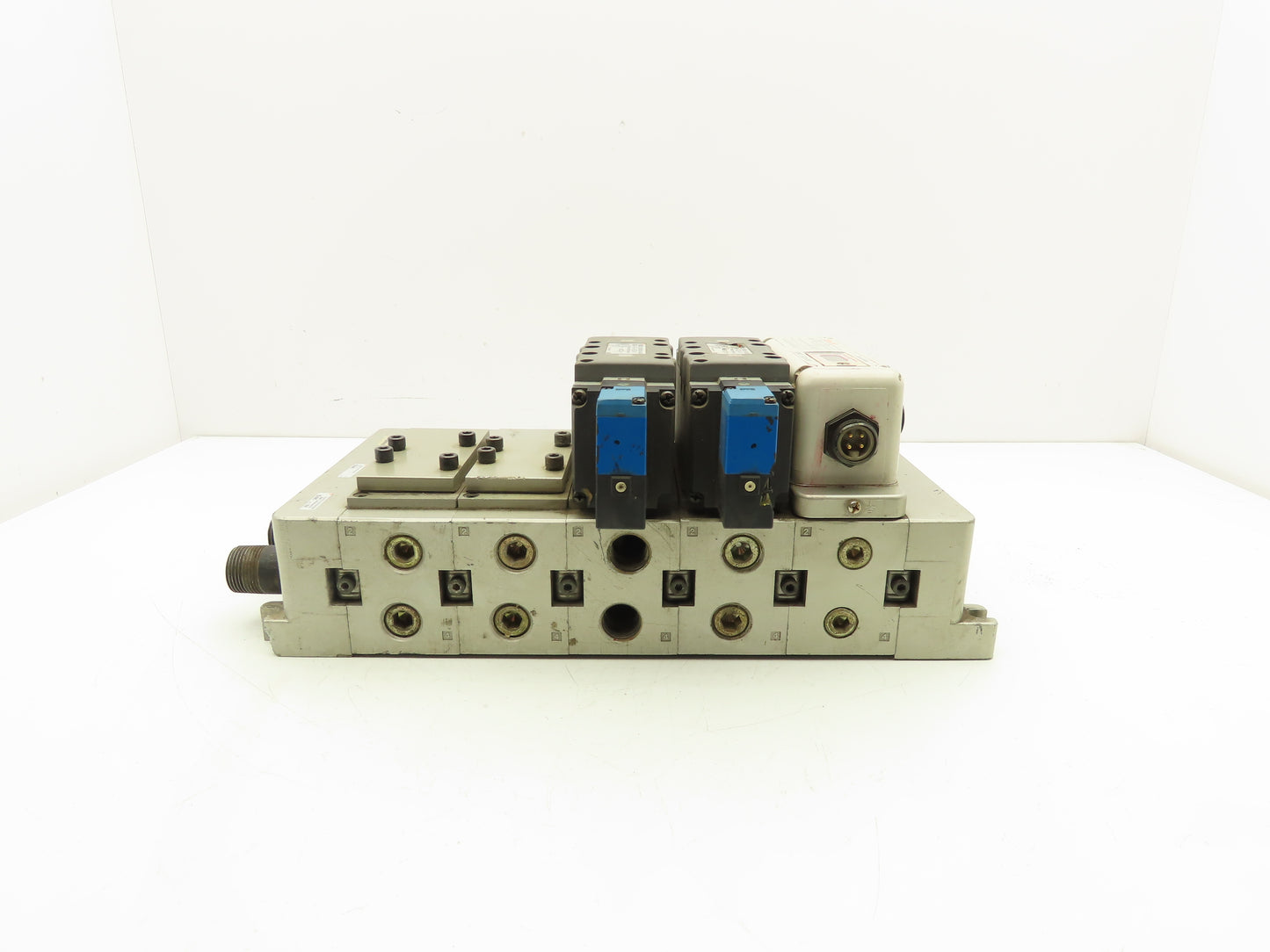 SMC VV825-04S-SUQW0 5-Station Pneumatic Manifold 4/2 Solenoid Valves 24V 1/2"npt