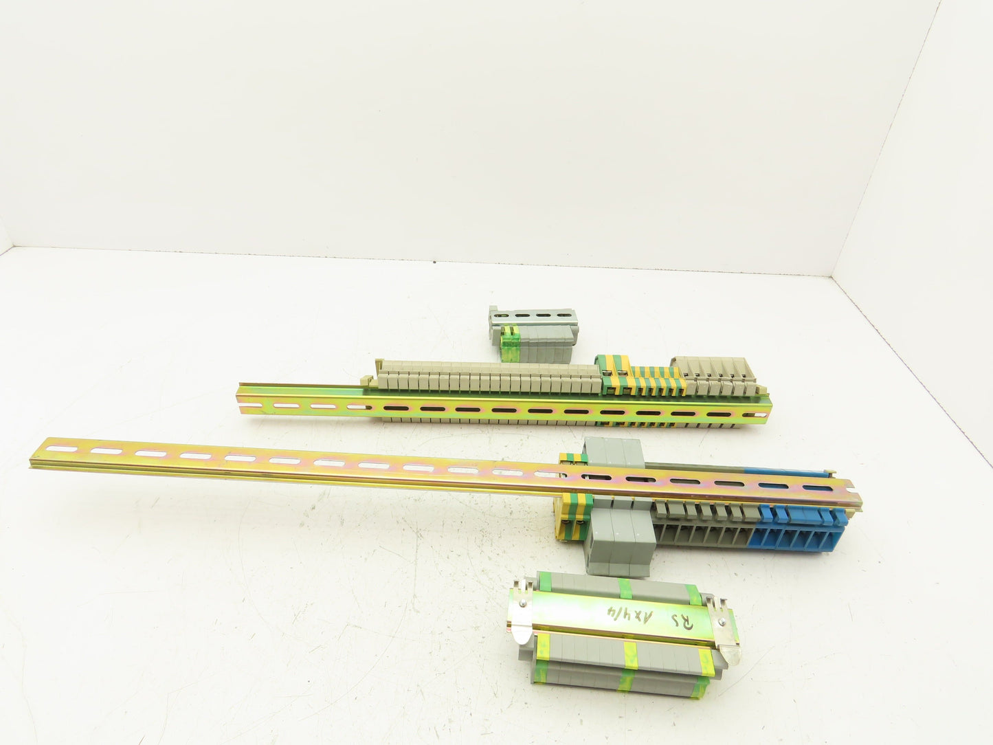 Terminal Block DIN Rail Connectors 20-2AWG Lot of 75