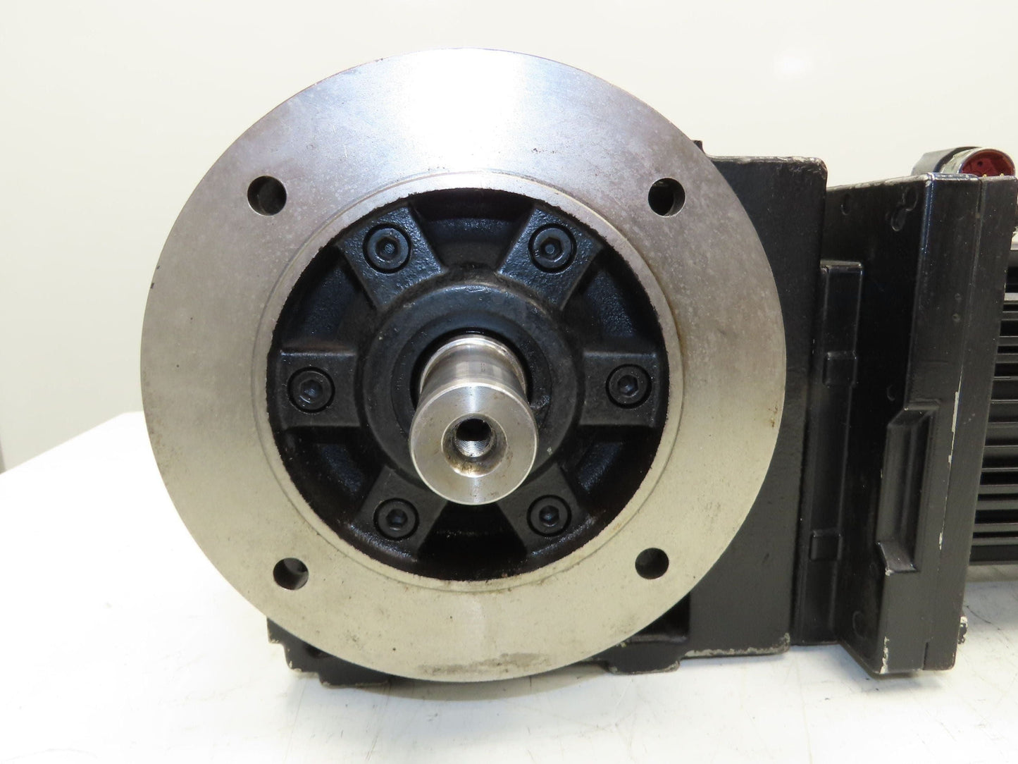 Lenze MCA 14L41-RS0B0 Servo Gear Motor 597 RPM 3.1Hp 390V 3PH 6.8:1 GKS05-3A