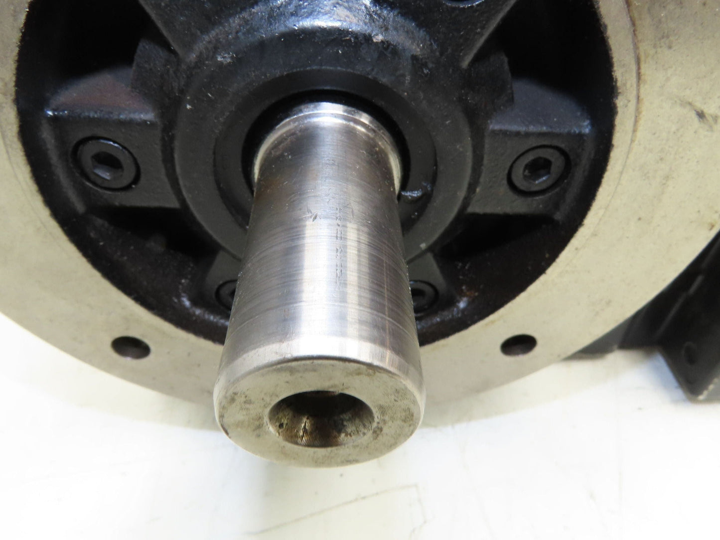 Lenze MCA 14L41-RS0B0 Servo Gear Motor 597 RPM 3.1Hp 390V 3PH 6.8:1 GKS05-3A