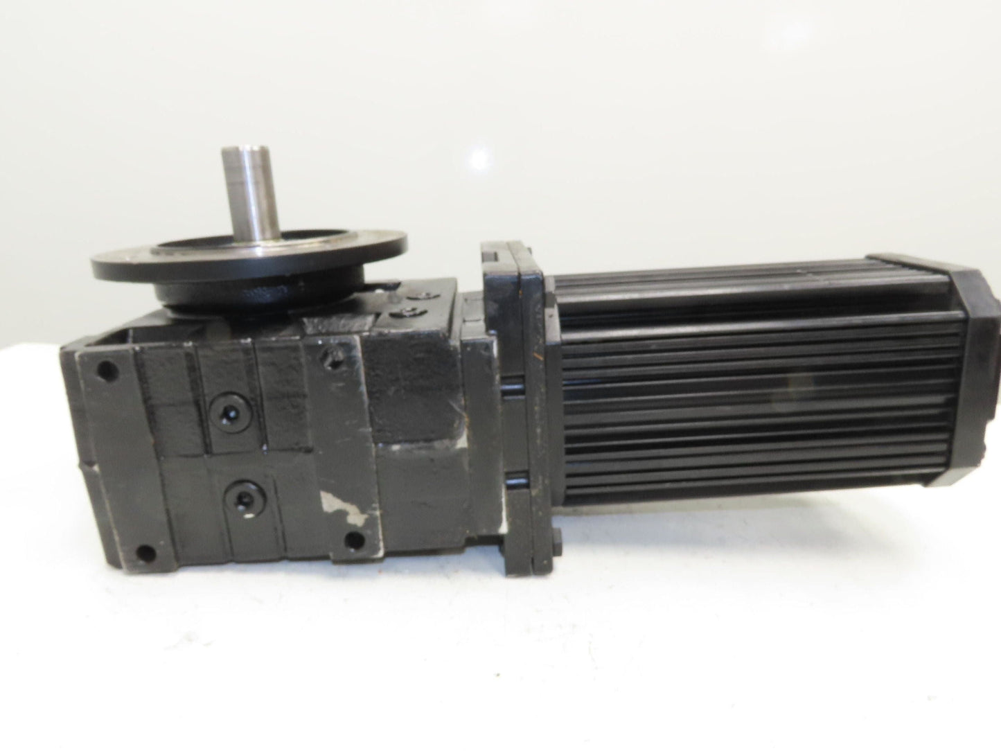 Lenze MCA 14L41-RS0B0 Servo Gear Motor 597 RPM 3.1Hp 390V 3PH LH 6.8:1 GKS05-3A