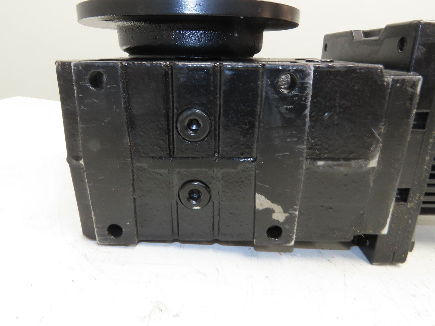 Lenze MCA 14L41-RS0B0 Servo Gear Motor 597 RPM 3.1Hp 390V 3PH LH 6.8:1 GKS05-3A