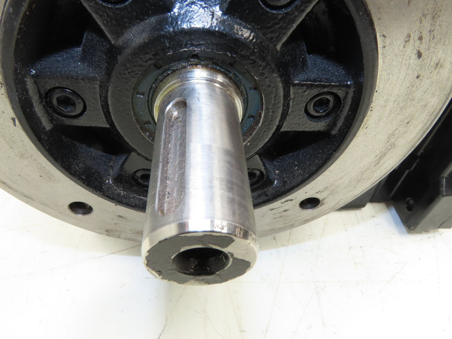 Lenze MCA 14L41-RS0B0 Servo Gear Motor 597 RPM 3.1Hp 390V 3PH LH 6.8:1 GKS05-3A