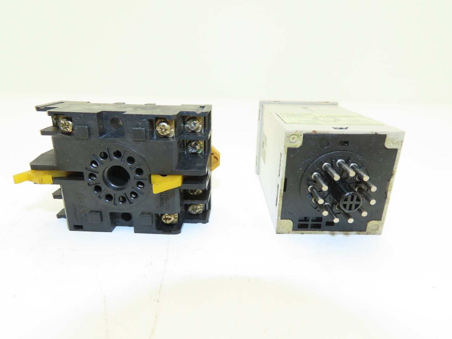 Omron E2CA-AL4D Proximity Sensor Amplifier Socket Base