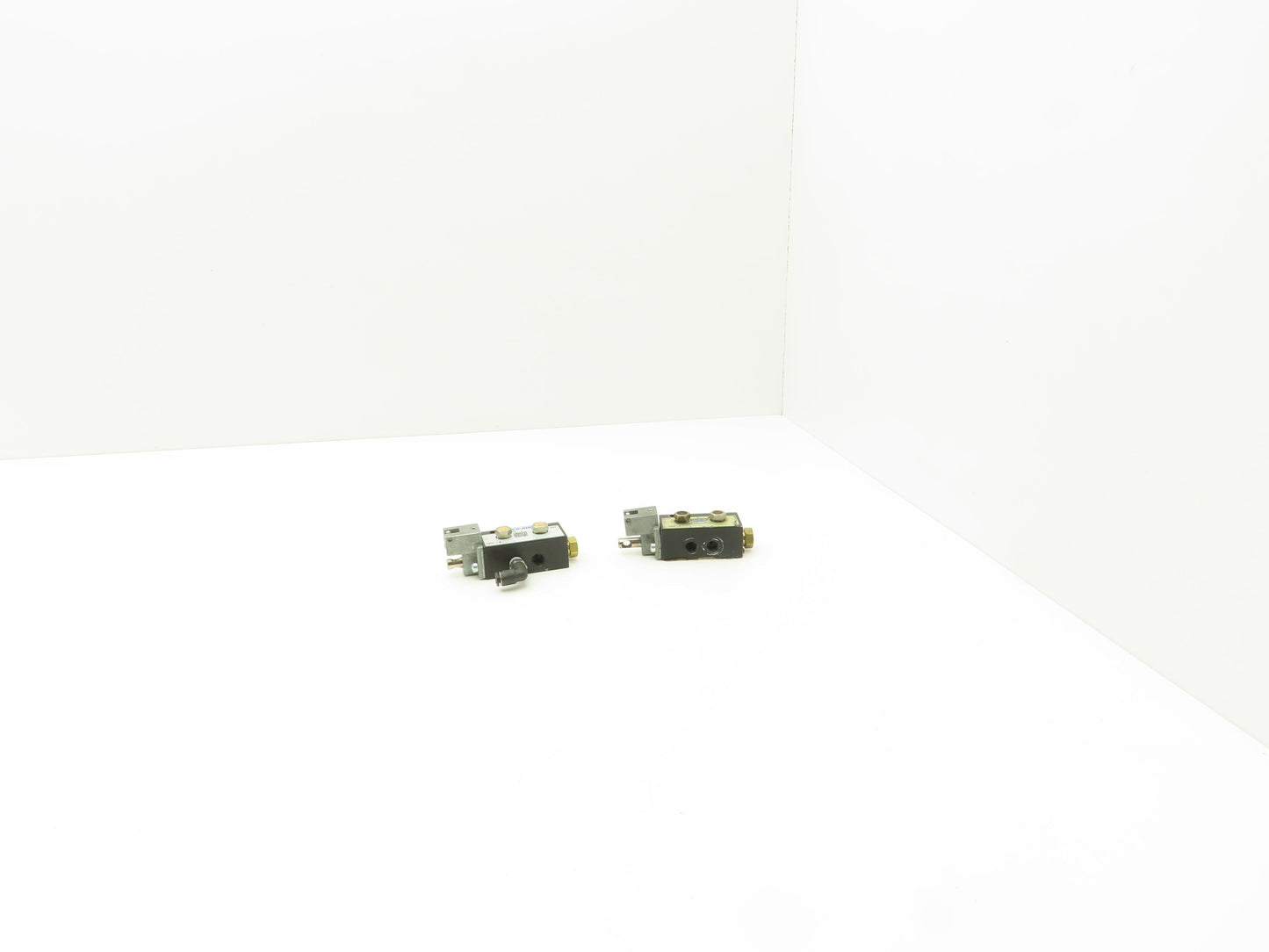 Fabco Air 18HL-4 Manual Pneumatic Control Valve 5/2 Type 1/8" NPT Spool Lot of 2