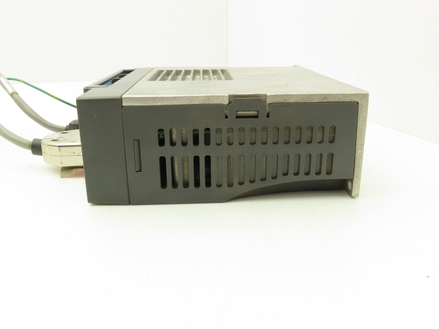 Delta ASD-B2-0421-B AC Servo Drive 400W 1PH/3PH 230VAC Input 110VAC 0-250Hz 2.6A